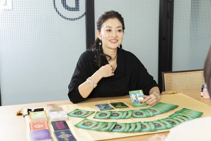 産休で仕事も転換期を迎えるという横澤さん。2022年から運気はさらに上昇するそう!