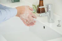1時間近く手を洗い続ける夫。やめさせたいけどストレス解消方法と言われ…【お悩み相談】