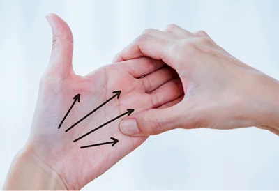手のつけ根部分「手根」を中心にして、指のつけ根に向かって放射状にこすり上げながらほぐす