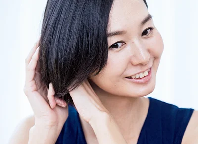 タオルドライ後の髪にヘアオイルで潤いを