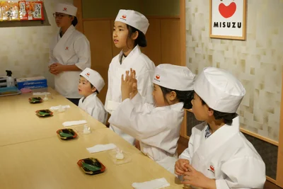 質問に元気良く答える子どもたち