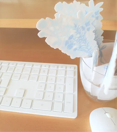 パソコン作業するときには、デスクの上や近くの棚に置いています。本当にどこにでも置けるんです