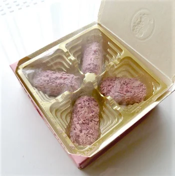 箱を開けると、4粒のカワイイチョコが。※商品説明は、「準チョコレート」となっています