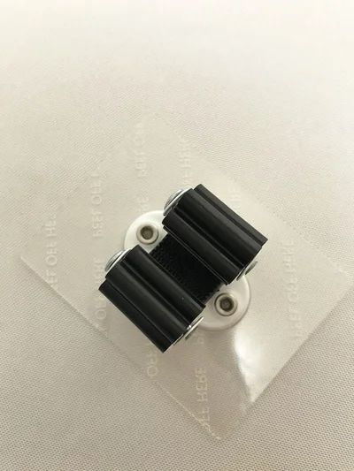 【写真を見る】後ろについている粘着シールがミソ！