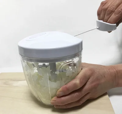 容器をしっかり持って、ハンドルを引っ張る
