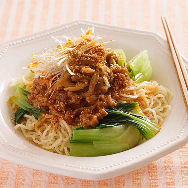 薬味をたっぷりとのせた「汁なし担担麺」