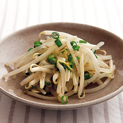 もやしを使った電子レンジで簡単にできる野菜の蒸し物。つけ合わせにもおすすめ 