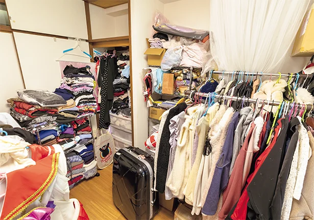 【画像】衣装の山に部屋を占拠され、ベッドが置けなくなりソファーで寝る毎日…!