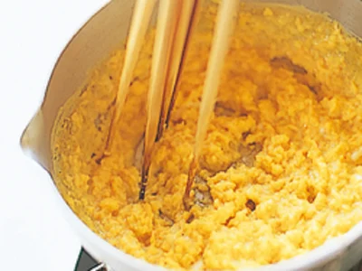 いり卵は、菜箸を4～5本使ってかき混ぜると、細かいそぼろ状になる