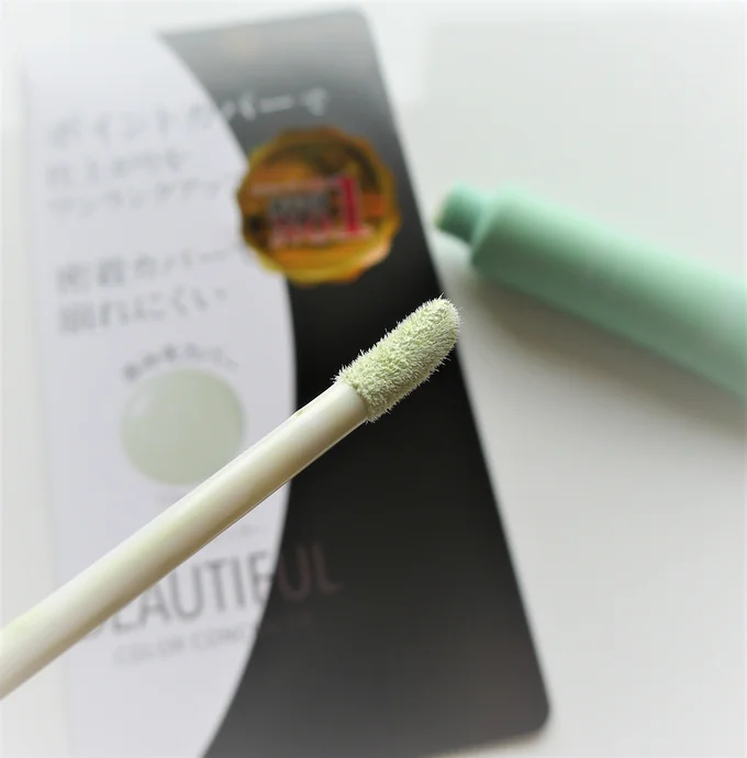 キャップを回すとスティック型のチップが内蔵されていて、厚塗りを防止できます