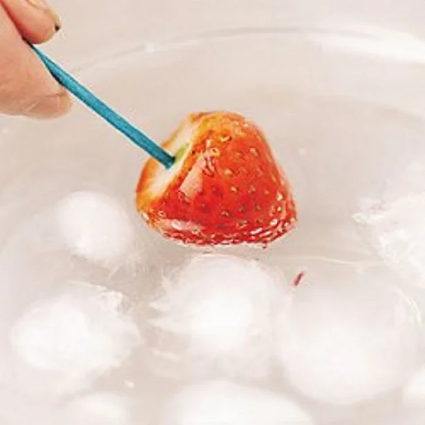 フルーツの表面にあめがけしたら、氷水に入れて表面を固める 