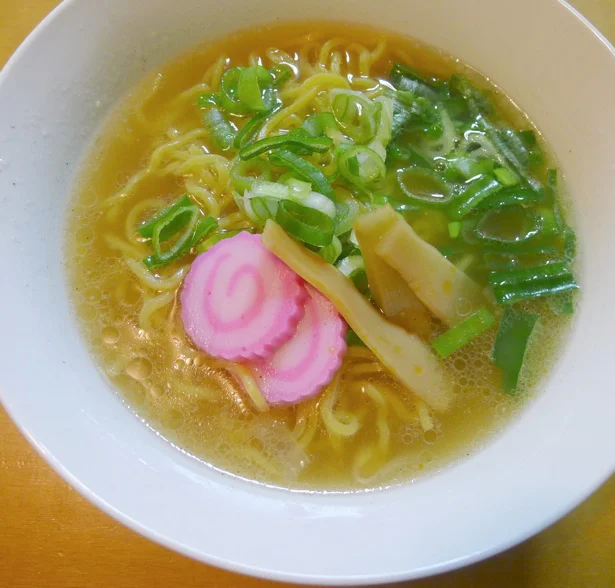 シンプルな白い器は、あったかメニューにぴったり♪　今度はラーメンサラダもいいかな