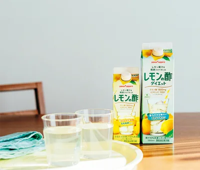 （左）レモン果汁を発酵させて作ったレモンの酢 6倍希釈タイプ 500ml ¥700　（右）レモン果汁を発酵させて作ったレモンの酢 ダイエット ストレートタイプ 1L ¥380
