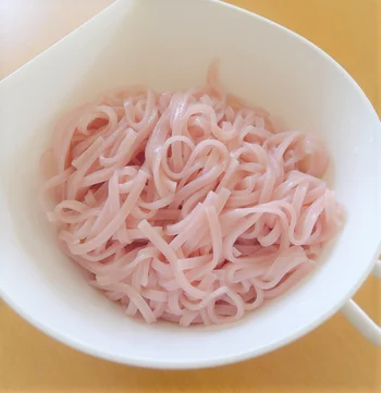 こういった麺は、茹でると色が変わることがありますが、この麺は、キレイな桜色のままです♪