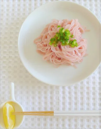 しっとりもちもちで、桜の葉の風味が香る麺は、まさに春の味そのものです