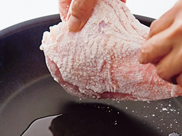 パサつくのは、肉の水分が外に出てしまうのが原因。小麦粉をまぶすことで表面に膜を作り、水分を閉じ込める