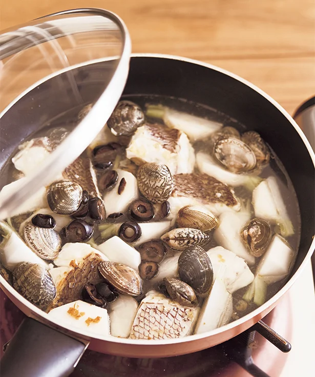 魚介が含む自然の塩けと、オリーブやにんにくなどの香味を生かすことで、調味料を一切入れなくて も奥深い味に。