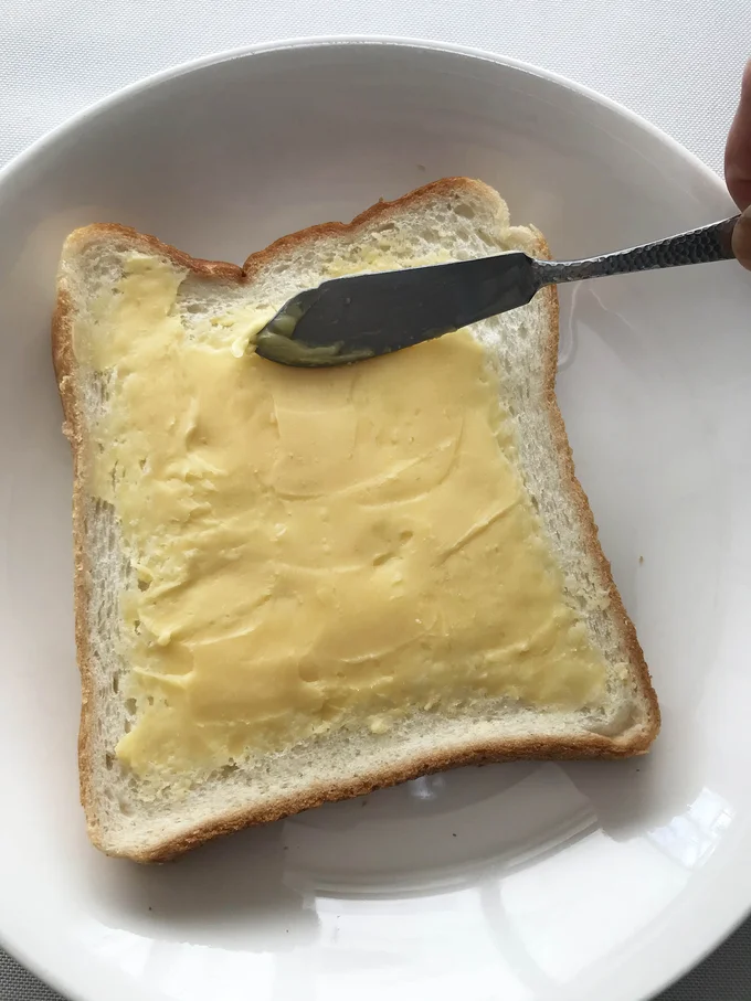 食パン1枚にスプレッドを大さじ1杯強、たっぷり塗るだけ