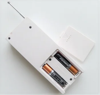 携帯用のミニラジオは想像以上に乾電池の消耗が激しいので、ストックは必須です