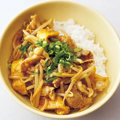 時短でできるもやしの簡単メニュー。だし汁で作る和風味のカレー丼 