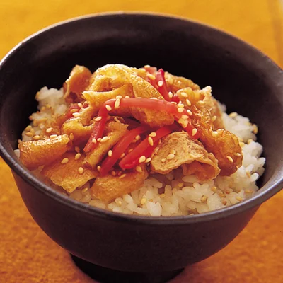 いなりの味をどんぶりで再現！「混ぜいなり丼」