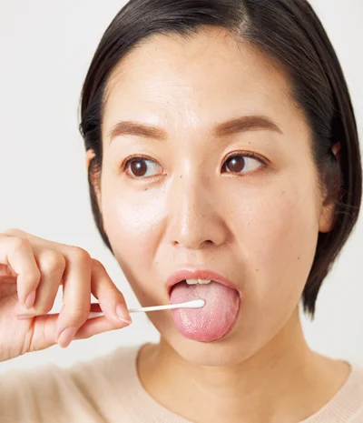 2▷歯みがきをした後、口くう内のニオイや粘りが気になるときはぬらした綿棒で舌を拭う。