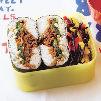 【画像を見る】食べごたえ抜群！「ビビンバ風おにぎらず弁当」