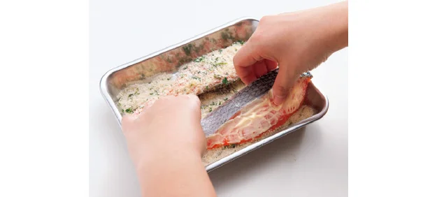 パン粉にパセリのみじん切りを混 ぜると、パセリの風味が鮭全体に 広がり、さっぱりとした味に。