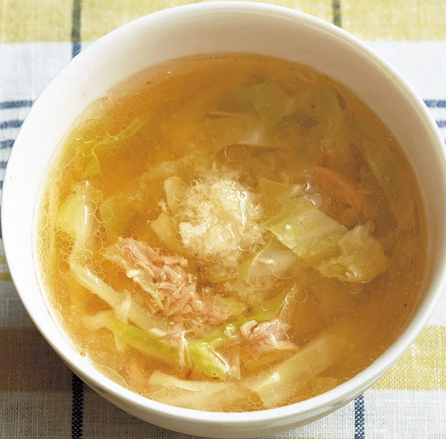 忙しい朝もこの一杯でバランスよく！「キャベツ」の糖質オフ・スープ3選