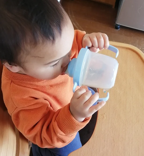 1歳の息子、すぐにベビーマグを使い慣れる