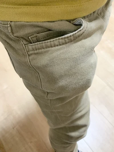 正方形のタオルハンカチはポケットの膨らみがかなり目立ちます