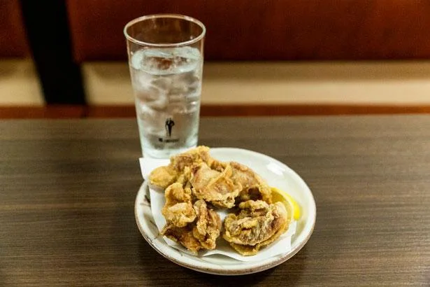 外はカリッ、中はジューシー！東京・蒲田「まんてん居酒屋」のイチオシメニュー「若鶏の唐揚げ」と「樽ハイ倶楽部プレーン」