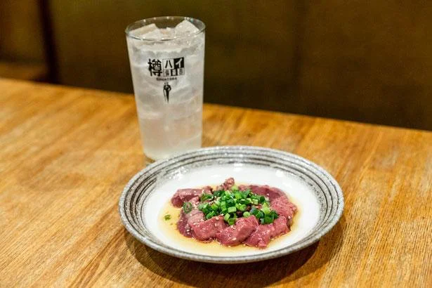 東京・蒲田「しげ屋 蒲田東口店」の「炙り白レバー」は、トロッと濃厚な白レバーと、ごま油の風味が絶妙。七味唐辛子をかけるのもおすすめ