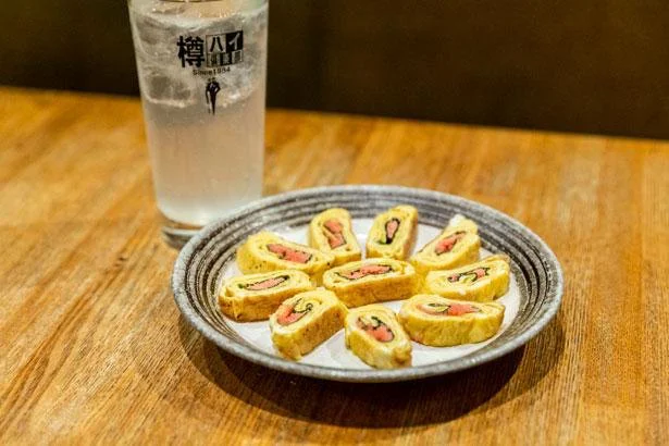 彩りも鮮やかな東京・蒲田「しげ屋 蒲田東口店」の「明太子の玉子焼き」。テーブルがパッと華やぐ一品