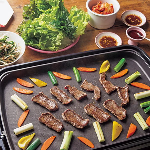 【画像を見る】肉のうまみが引き立つ「韓国風焼き肉とおこげビビンバ」