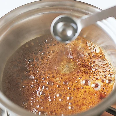 【画像を見る】小鍋に砂糖、水を入れて火にかけ、カラメルソースを作る