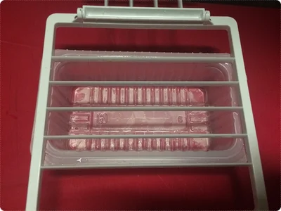 豆腐パックの長い辺と「豆腐さいの目カットプレート」の刃の方向を同じ向きにセット