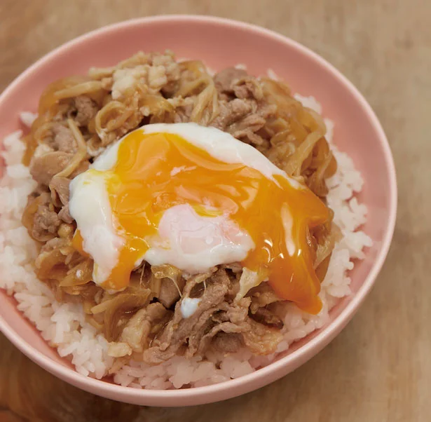 黄身がとろ～っとした温泉卵と甘辛い豚肉のハーモニーがたまらない