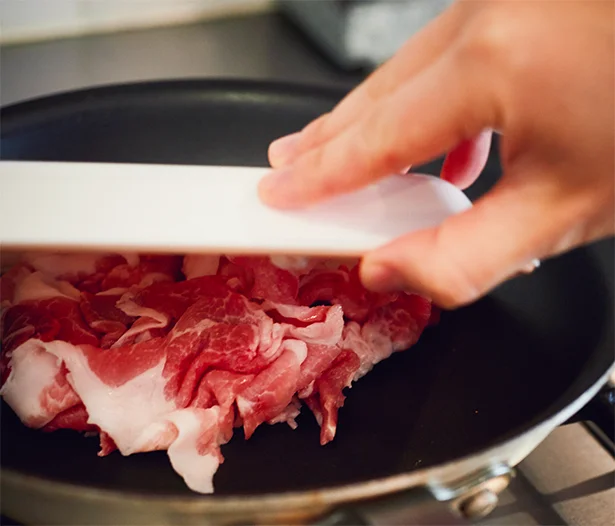 【写真を見る】豚肉を フライパンに 入れる