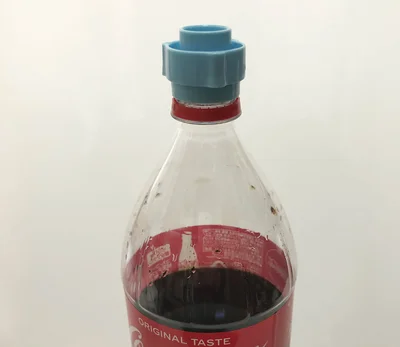 ポンプを外した状態で、キャップをボトルに取りつける