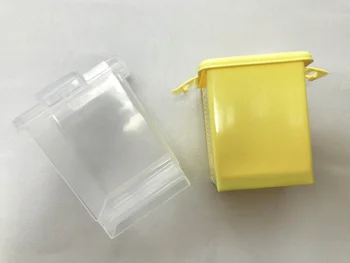 【写真を見る】クリアと黄色の箱型のパーツが2つ。どちらも底は波状の凹凸が