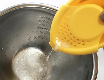 フタを上から押さえて、中の湯を捨てる