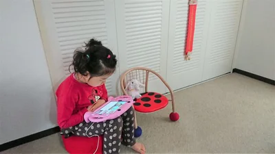 タブレットでドラえもんを観たり、知育系ゲームを堪能する5歳娘