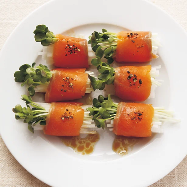 【画像を見る】シャキシャキとした食感が楽しい「サーモンの野菜ロール」