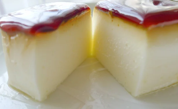 ナイフを入れると、濃厚な生地がまるでチーズケーキのよう。本当にプリンなの?