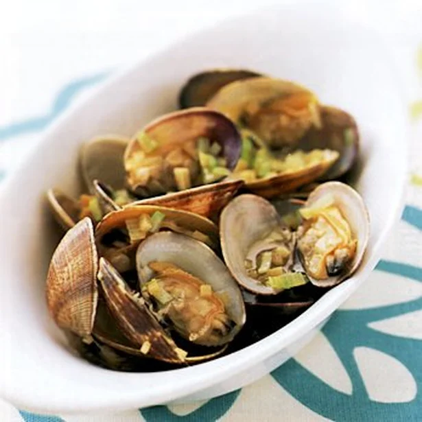 魚介のうまみがギュッ！ 汁まで残さず食べたいあさりの蒸しもの5選