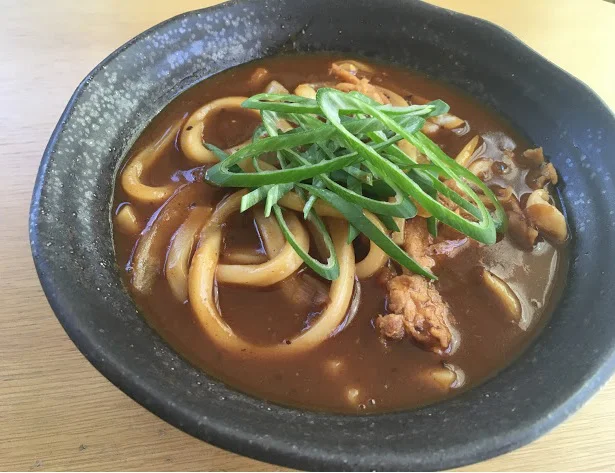 カレーうどんもレトルトを使えば手軽に作れます