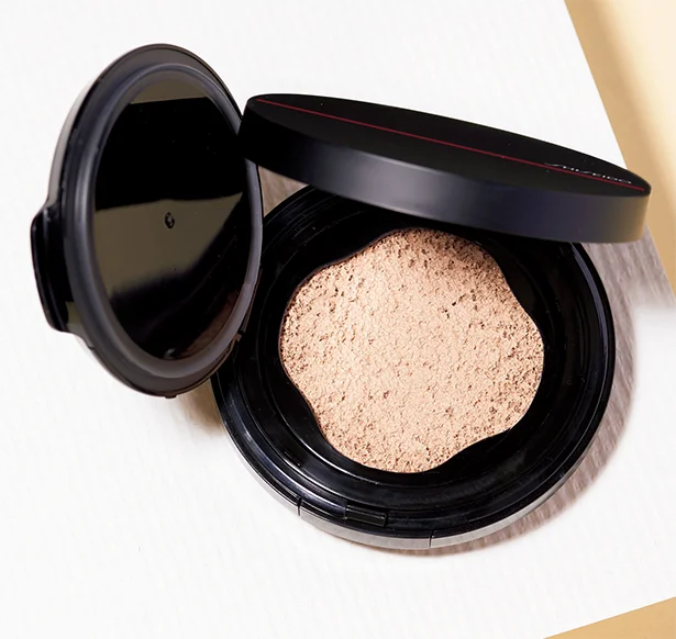 ▷シンクロスキン セルフリフレッシング クッションコンパクト レフィル SPF35・PA++++ 全6色 ¥4,500、ケース ¥1,200/ SHISEIDO