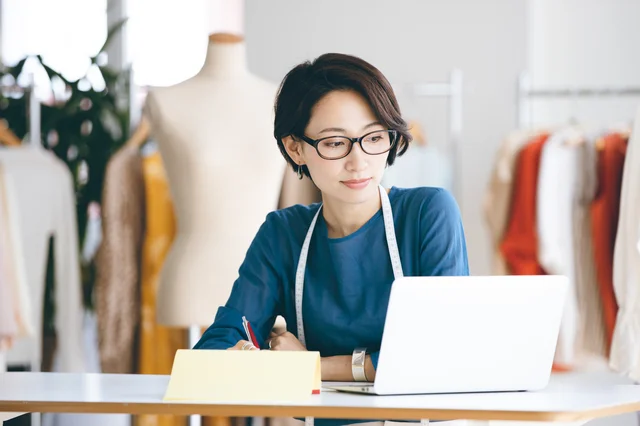 アパレルパートを始めたけれど、稼いだお金が服代に消えていく。転職すべき？【お悩み相談】