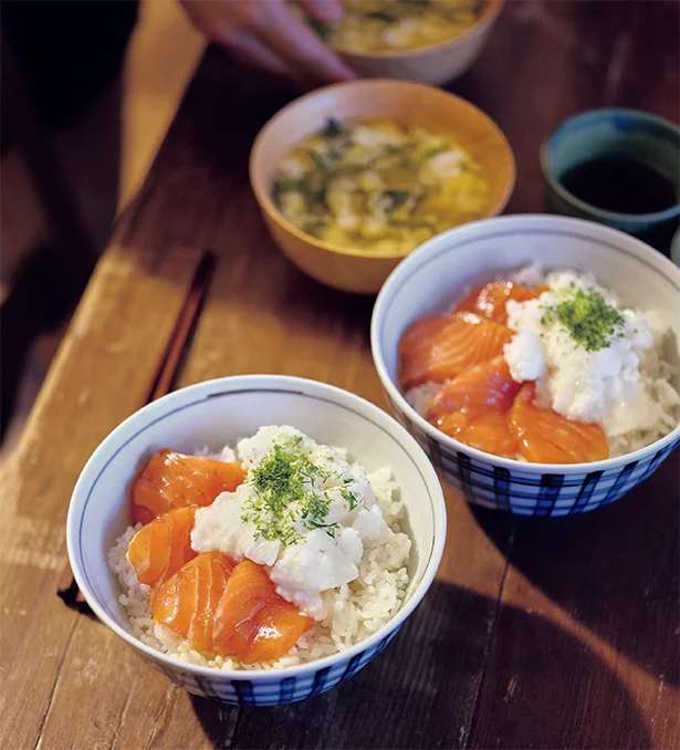 サーモンのづけとろろ丼＆卵とわかめとつまのスープ